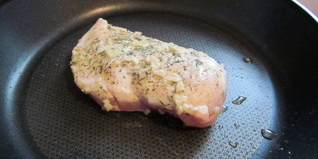 салат цезарь с курицей и йогуртом