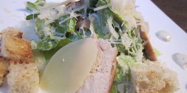 салат цезарь с курицей и йогуртом