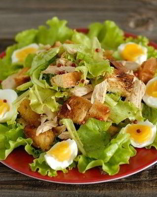 Салат Цезарь с курицей и перепелиными яйцами