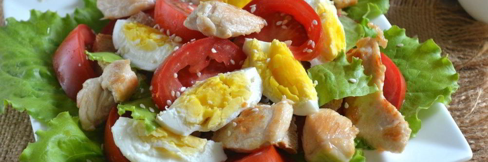 Салат Цезарь с курицей и сухариками