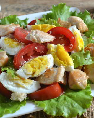 Салат Цезарь с курицей и сухариками