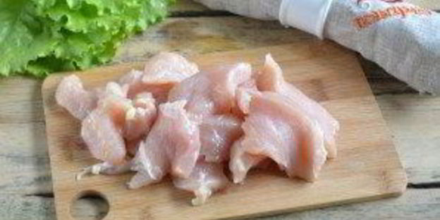 салат цезарь с курицей и сухариками