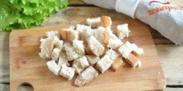 салат цезарь с курицей и сухариками