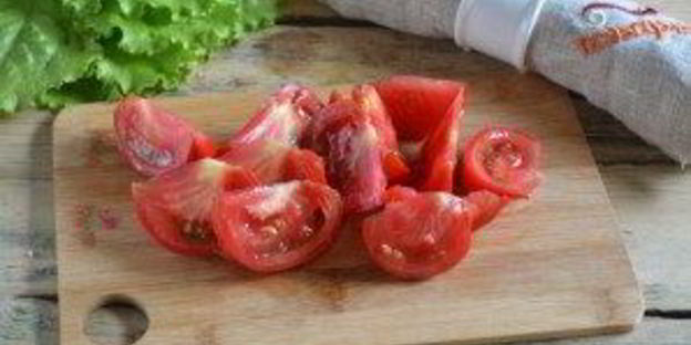 салат цезарь с курицей и сухариками