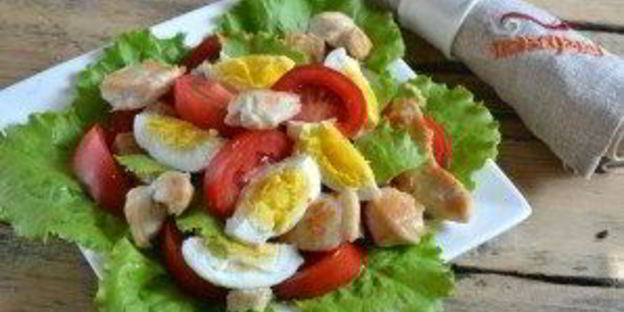 салат цезарь с курицей и сухариками