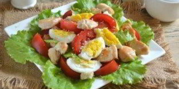 салат цезарь с курицей и сухариками