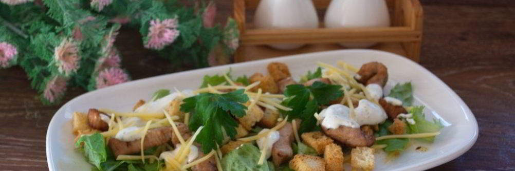 Салат Цезарь с курицей классический