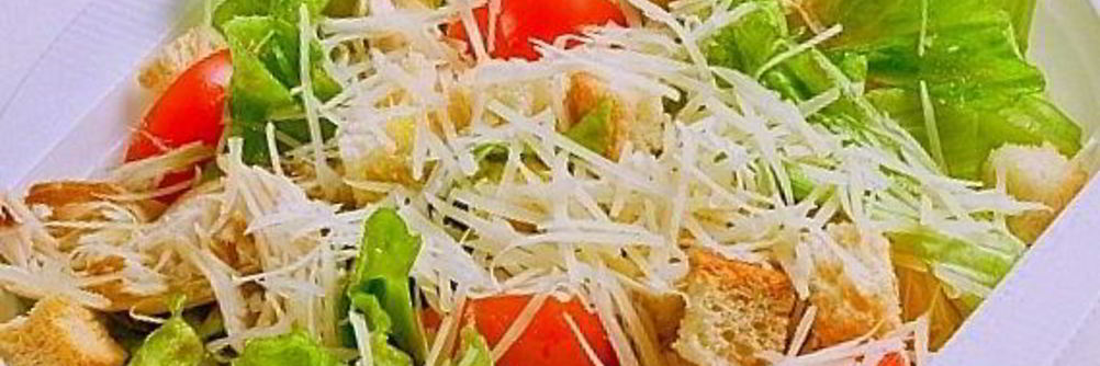 Салат Цезарь с курицей с помидорами