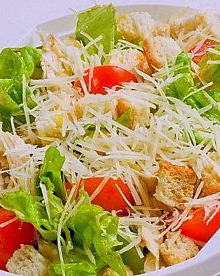 Салат Цезарь с курицей с помидорами