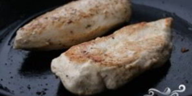 салат цезарь с курицей с помидорами