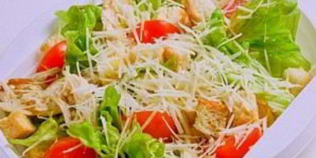 салат цезарь с курицей с помидорами