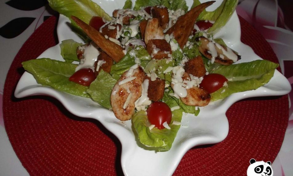 Рецепт салат цезарь с курицей, сухариками и гранатовым соусом