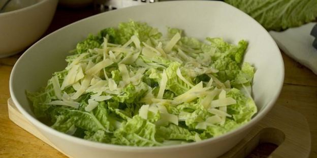 салат цезарь с курицей, сухариками и помидорами