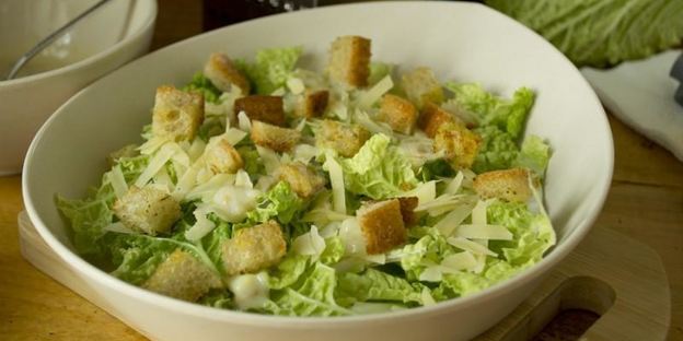 салат цезарь с курицей, сухариками и помидорами