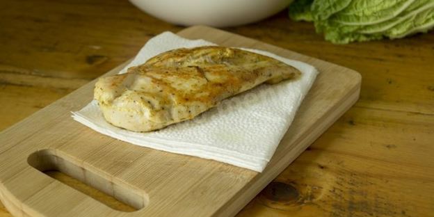 салат цезарь с курицей, сухариками и помидорами