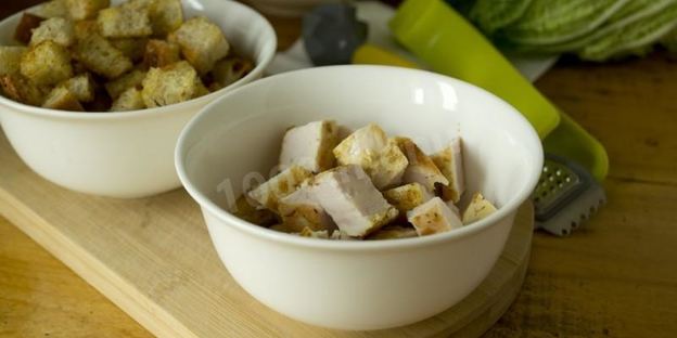 салат цезарь с курицей, сухариками и помидорами