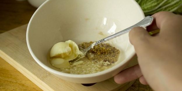 салат цезарь с курицей, сухариками и помидорами