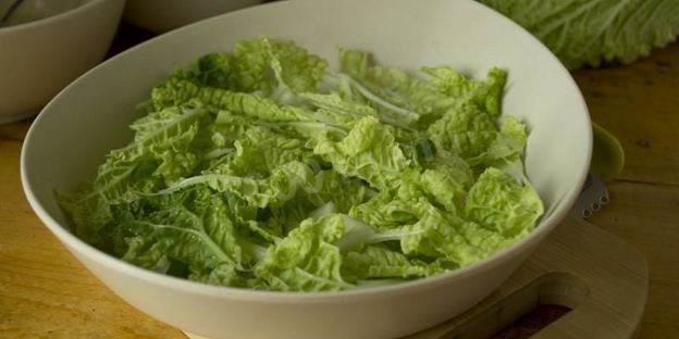 салат цезарь с курицей, сухариками и помидорами