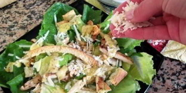 салат цезарь с курицей