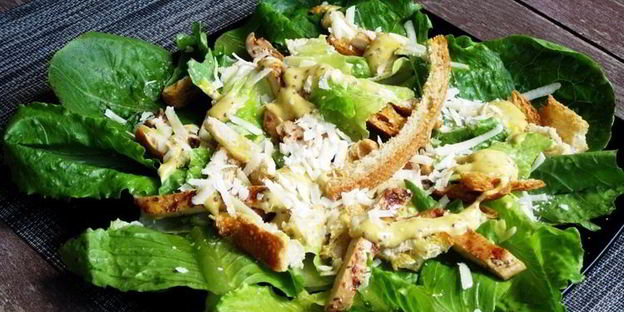 салат цезарь с курицей