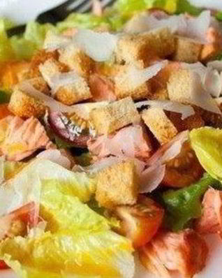 Салат Цезарь с лососем с помидорами черри