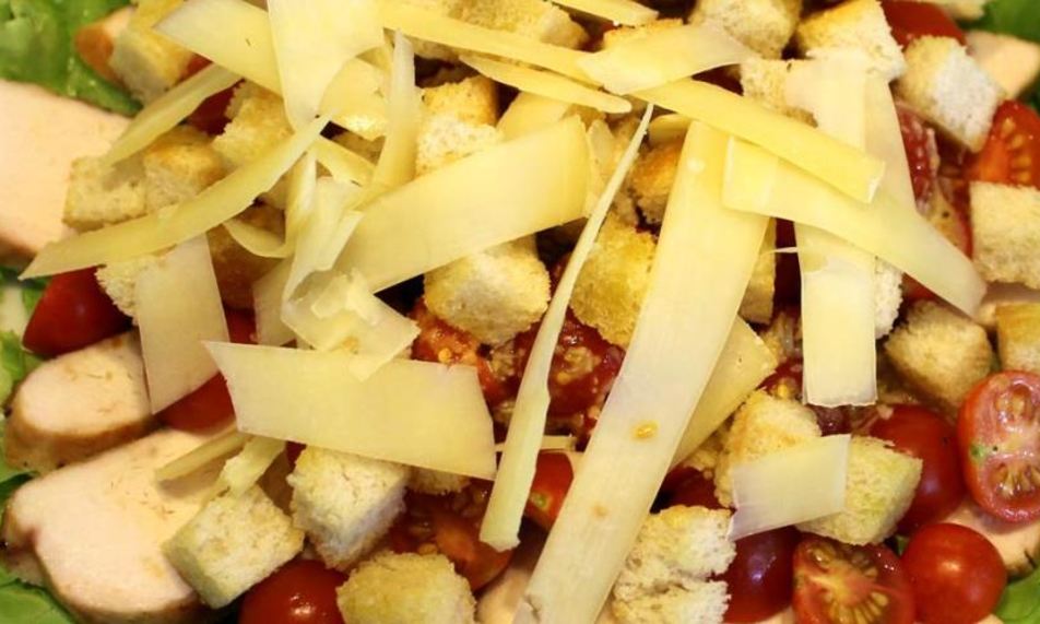Рецепт салата цезарь с маринованной курицей