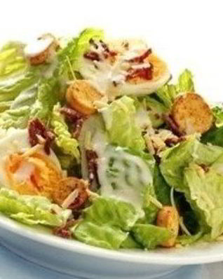 Салат Цезарь с палтусом