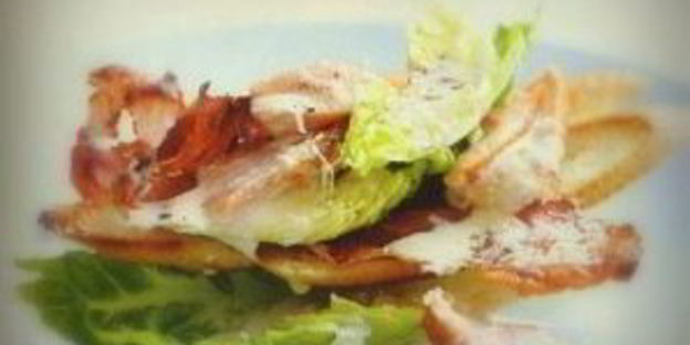 салат цезарь с ветчиной