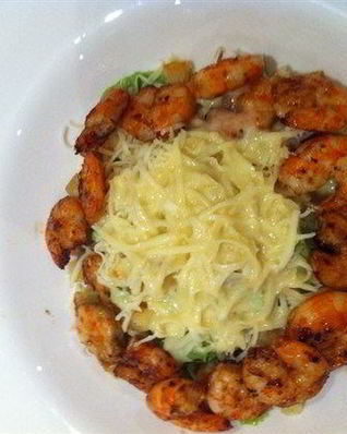 Салат Цезарь с жареными креветками и чесночными гренками