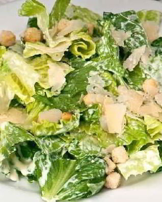 Салат цезарь со сметанно-лимонной заправкой
