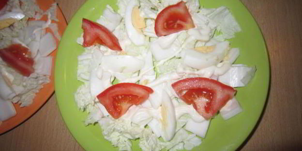 салат цезарьс креветками