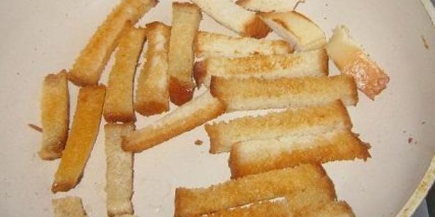 салат цезарьс креветками