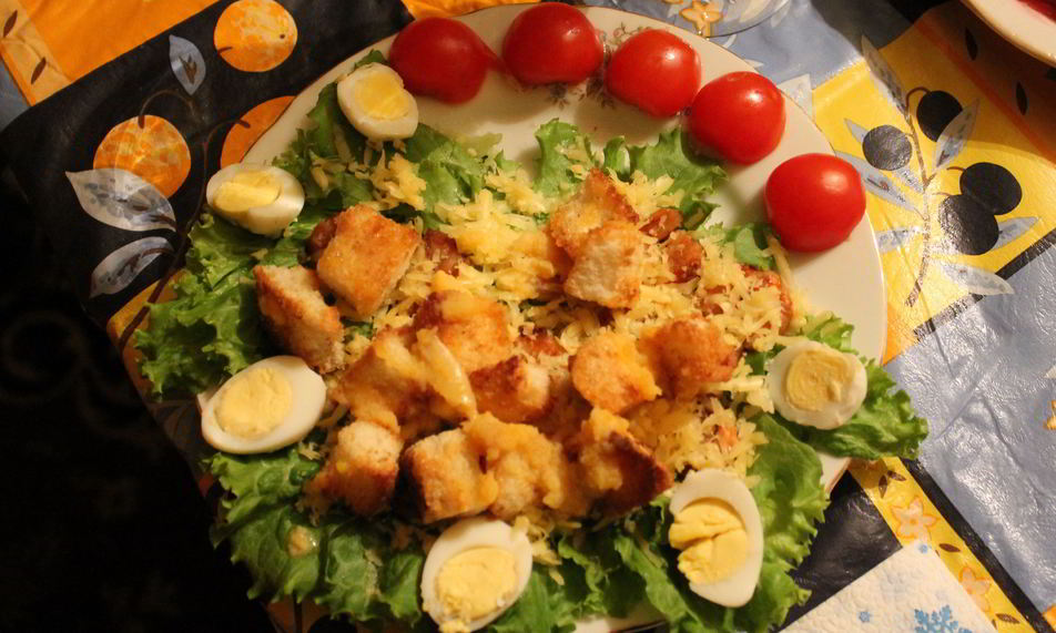 Рецепт цезаря с креветками, сыром, грецкими орехами и гренками