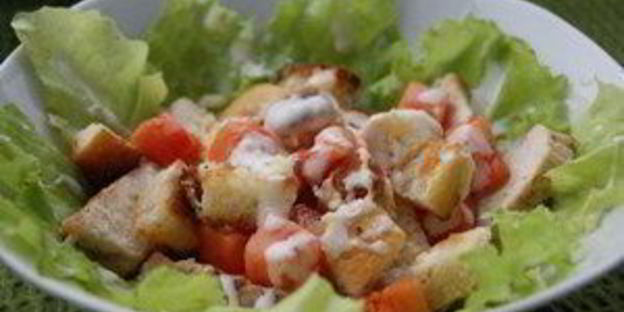 цезарь с курицей и сухариками