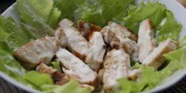 цезарь с курицей и сухариками