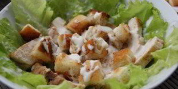 цезарь с курицей и сухариками