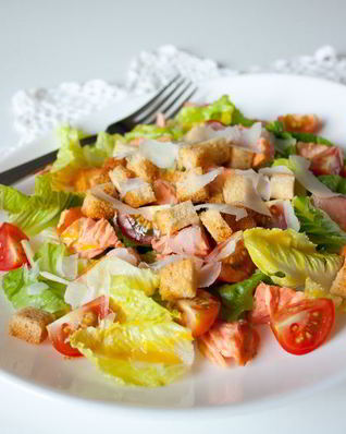 Цезарь с лососем и помидорками черри