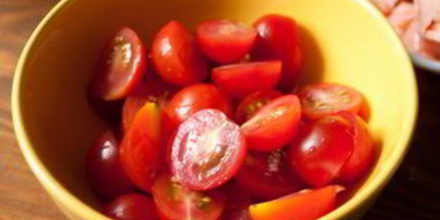 цезарь с лососем и помидорками черри