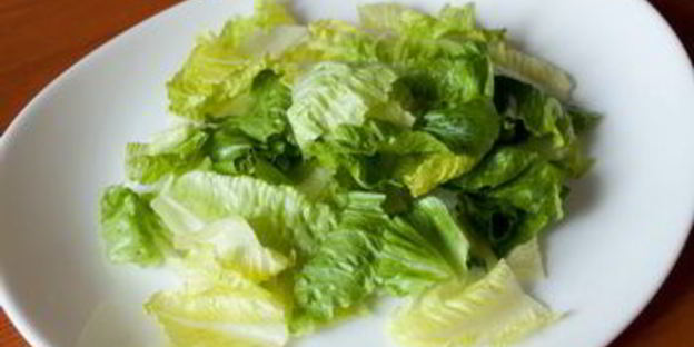 цезарь с лососем и помидорками черри