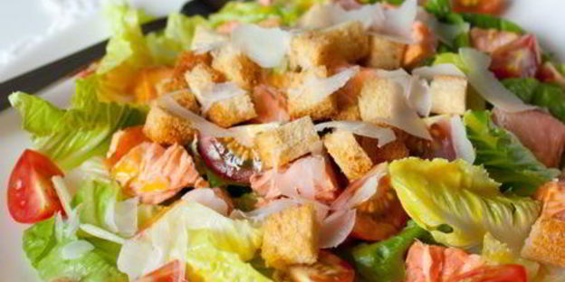 цезарь с лососем и помидорками черри