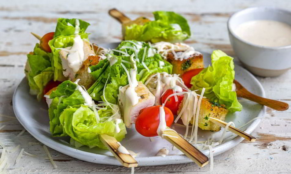 Рецепт закуски на шпажках на тему салата цезарь