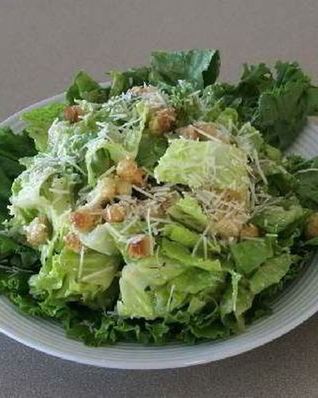 Зеленый салат с соусом цезарь