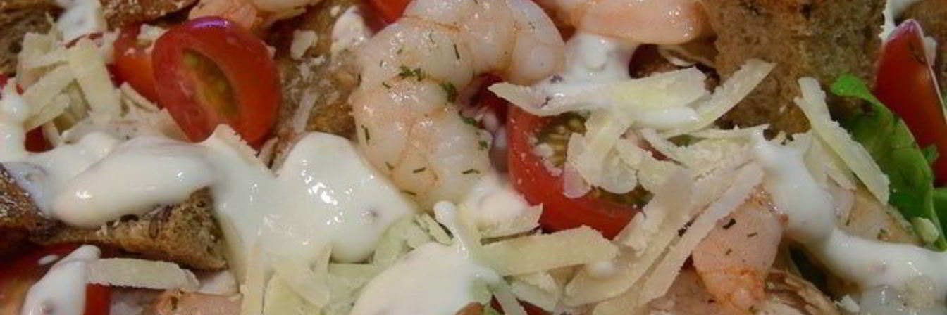 Салат в стиле Цезаря с курицей и креветками