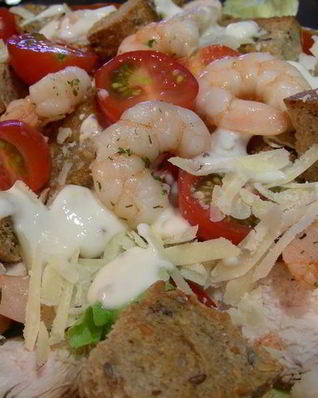 Салат в стиле Цезаря с курицей и креветками