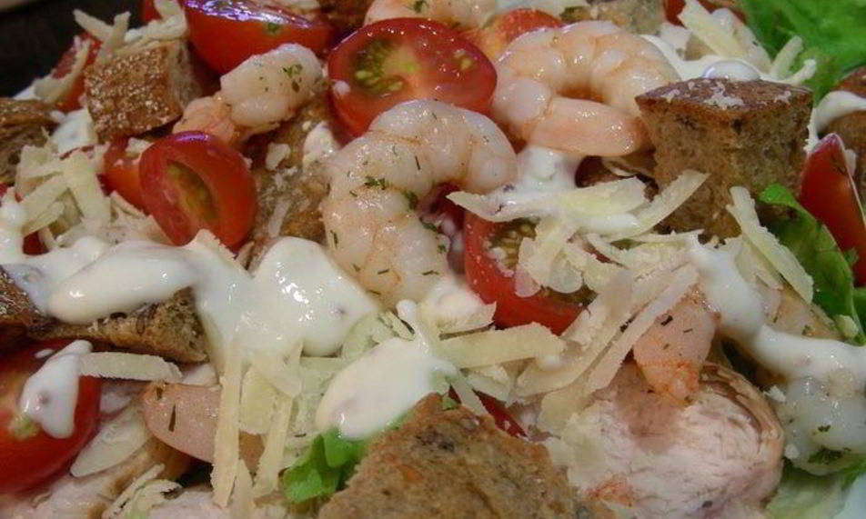 Рецепт салата в стиле цезаря с курицей и креветками