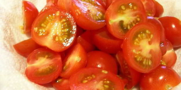 салат в стиле цезаря с курицей и креветками