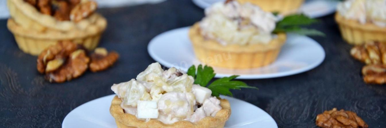 Салат в тарталетках с ананасом и курицей