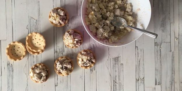 салат в тарталетках с ананасом и курицей