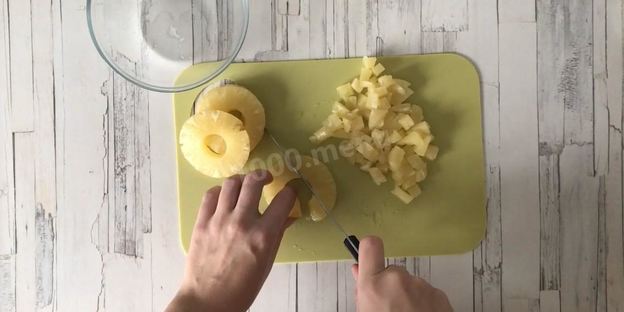 салат в тарталетках с ананасом и курицей