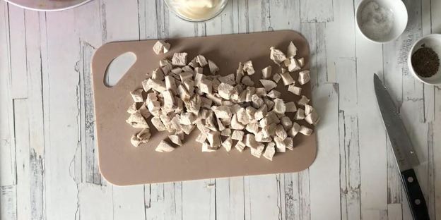 салат в тарталетках с ананасом и курицей